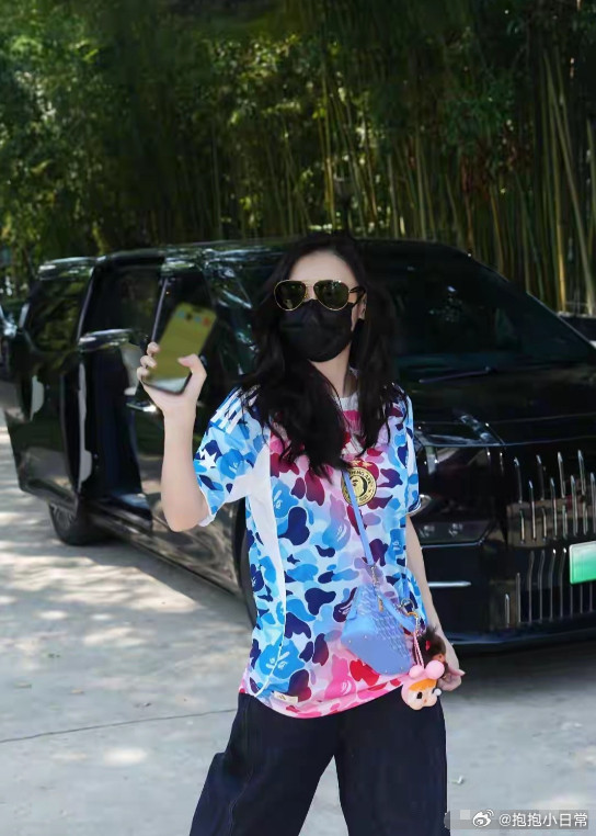 张柏芝奔50岁了，还这么有活力！近日张柏芝穿彩虹迷彩服T恤衫，上了热搜，这件球