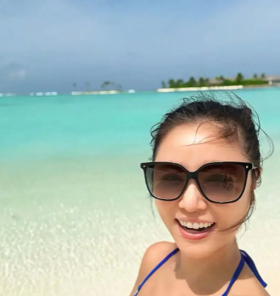 林心如海边度假美照笑容灿烂防护周全