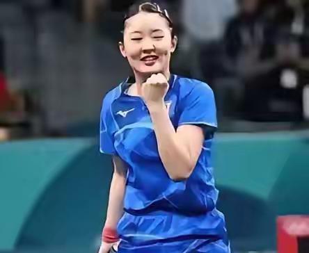 张本美和现身成都高新若水居俱乐部进行训练，准备第一轮的乒超联赛，她是第一次离开父