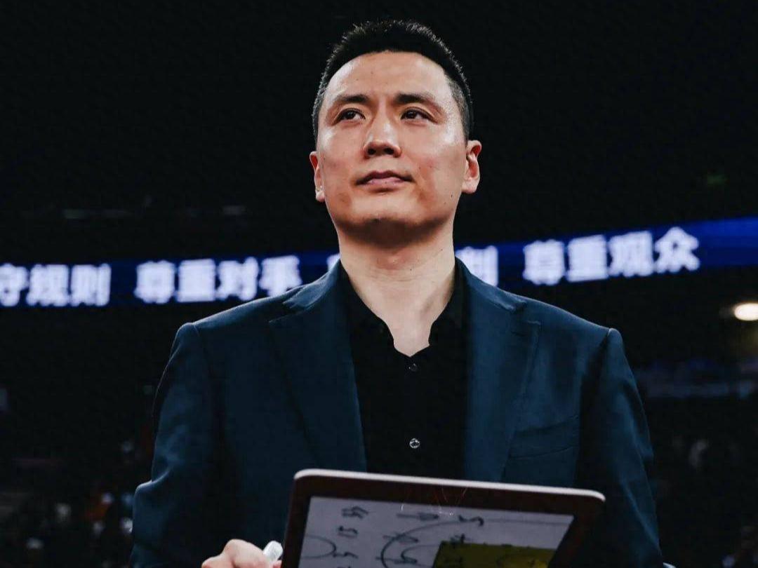 CBA最新消息：据篮球评论员陈正昊发文谈到上海男篮，恭喜上海队挺进总决赛，卢伟指