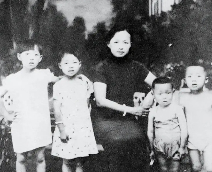 1949年，谢晋元的遗孀，请求市长陈毅，给她一个房子。陈毅当即下令，把吴淞路46