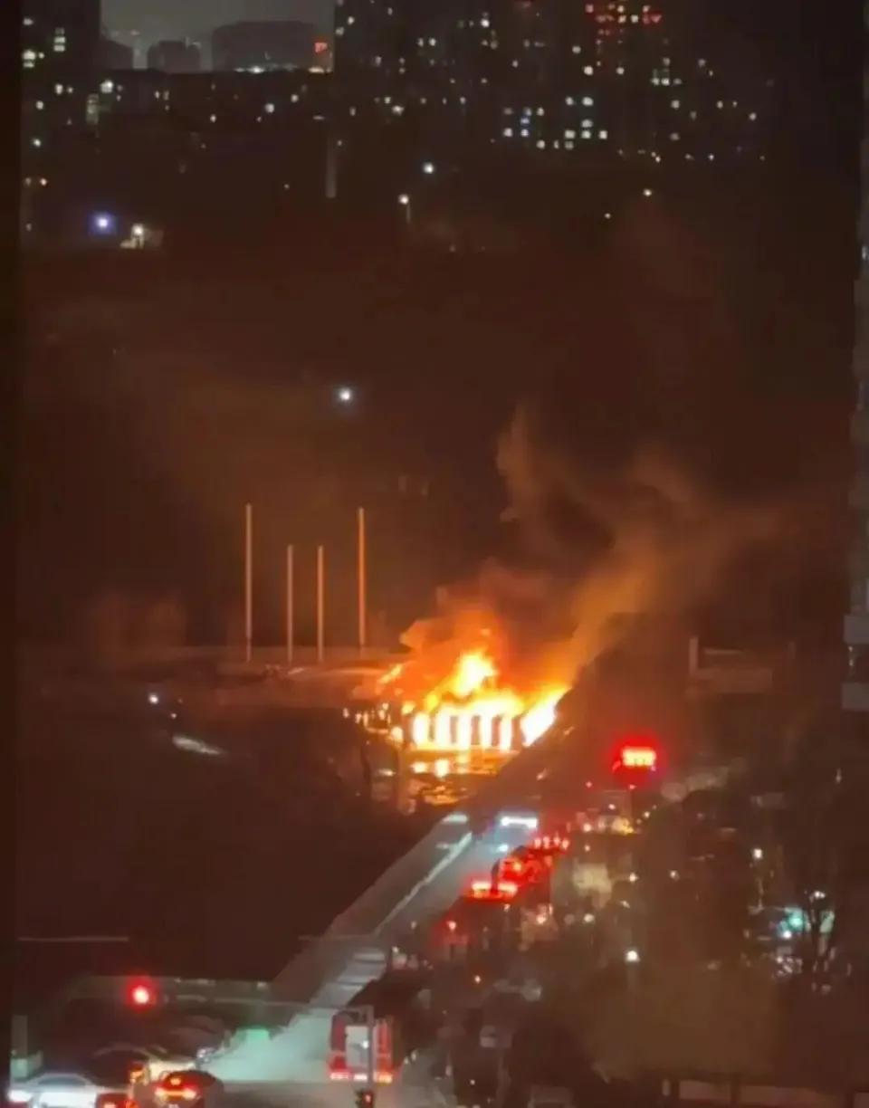 太原闹了个“开门红”！2026年元月五日，长风街一小区西面围挡内因有人燃放烟