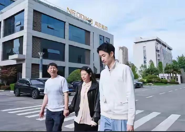 富在深山有远亲，吴宜泽夺冠后，父亲好友同村老乡家具城老板邀请吴宜泽这次回国，
