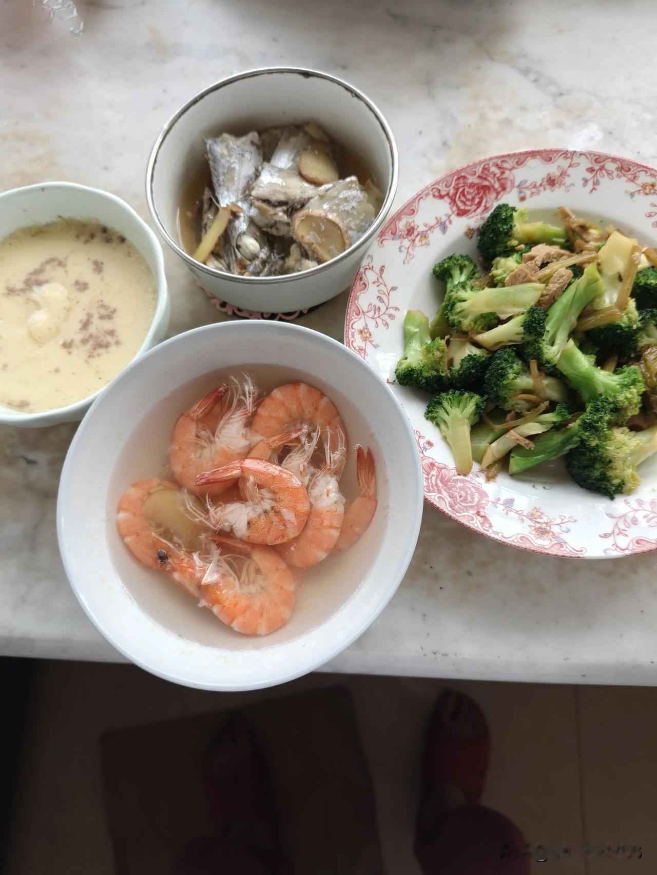 一个人的饭菜很简单，早上烧好，吃一天。干净利落的吃完！每天安安静静地做饭，安安