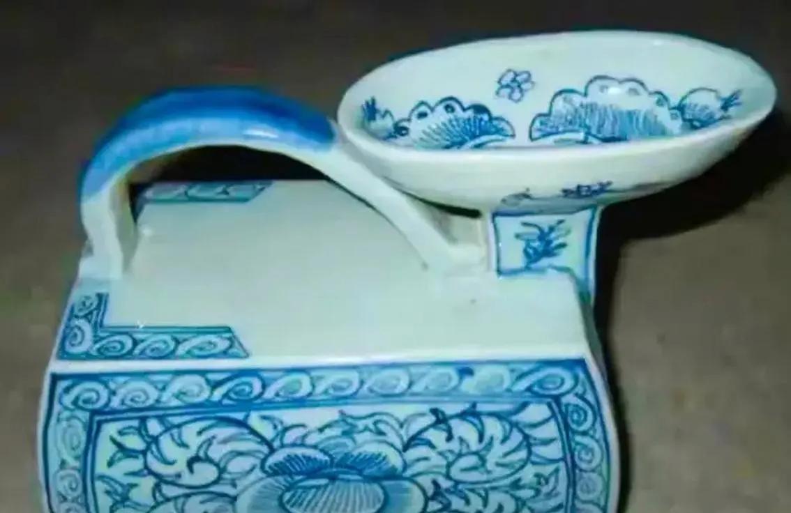 某市退休工人张大爷怎么也想不到，自己花17万买回来天天泡茶的"宝贝茶壶"，竟在鉴