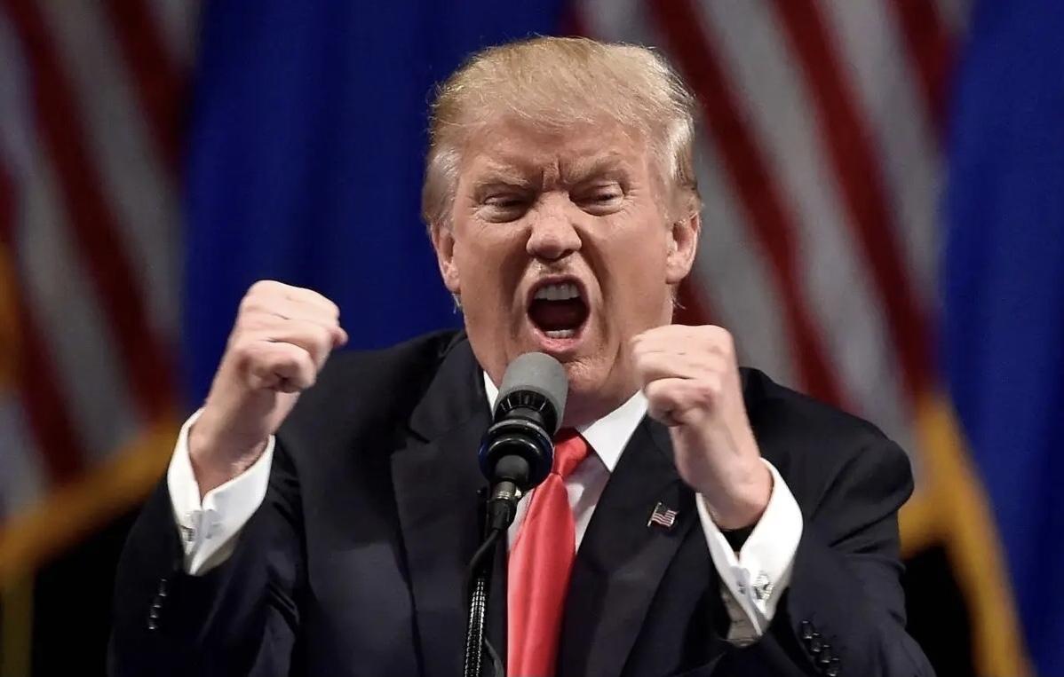 懵了！美军将军被训话！是否臣服？美国总统特朗普在向美军将领发表讲话时，曾以强硬语