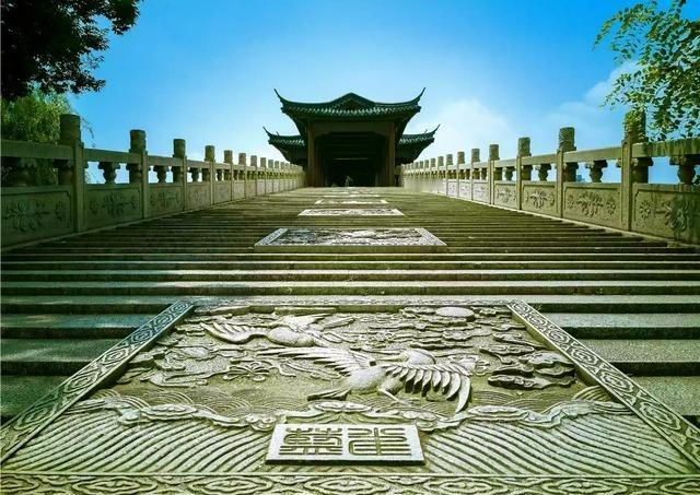 利用引导线构图，把视线带入画面深处，超广角让空间呈现更强透视效果很多照片的问题