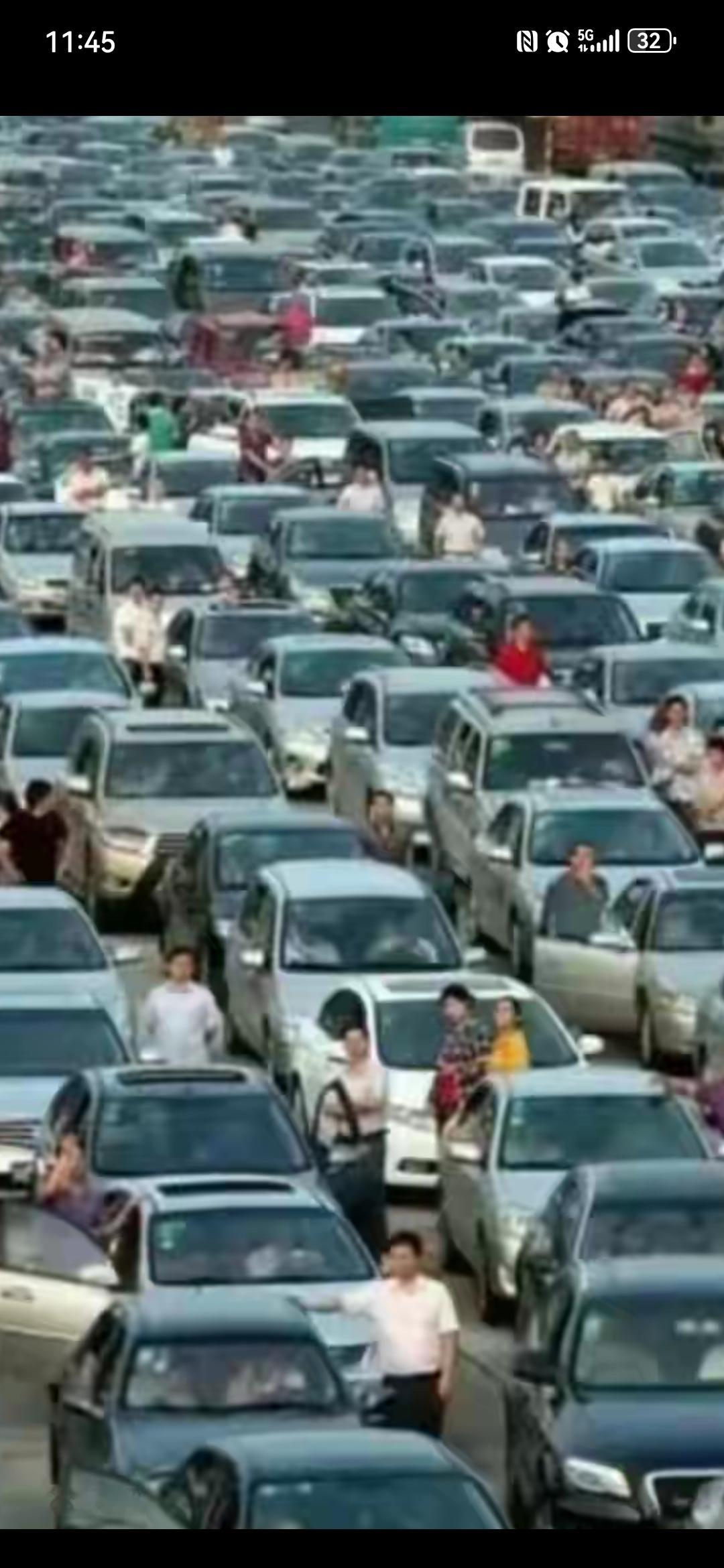 2026国庆高速大堵车，新能源电车的底裤被彻底扒光！国庆高速堵车上热搜，新能源电车褪去滤镜：繁华假象