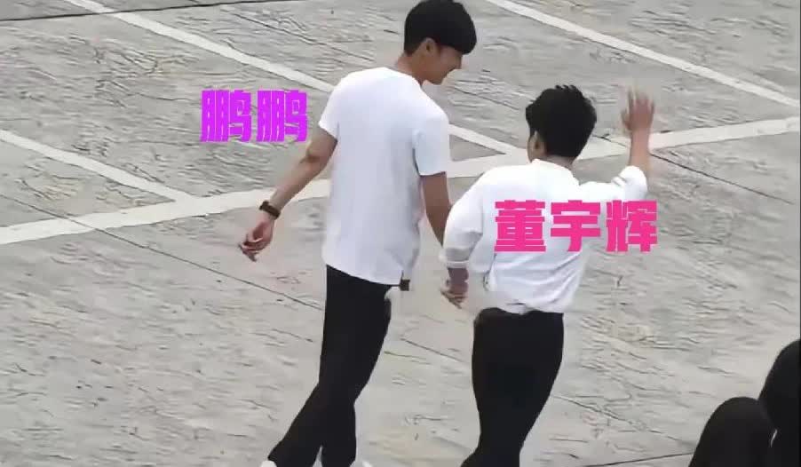 董宇辉这么喜欢动手呢？拉俞老师的手，这又拉鹏鹏的手[笑着哭]鹏鹏是与辉同行拥有