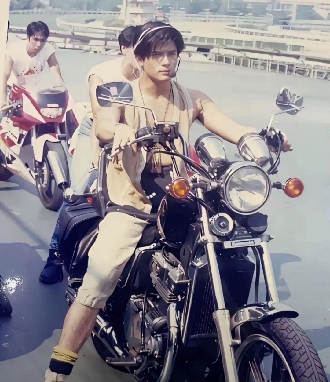 1990年，25岁的郭富城凭47秒光阳机车广告逆天改命。彼时他只是TVB伴舞出身