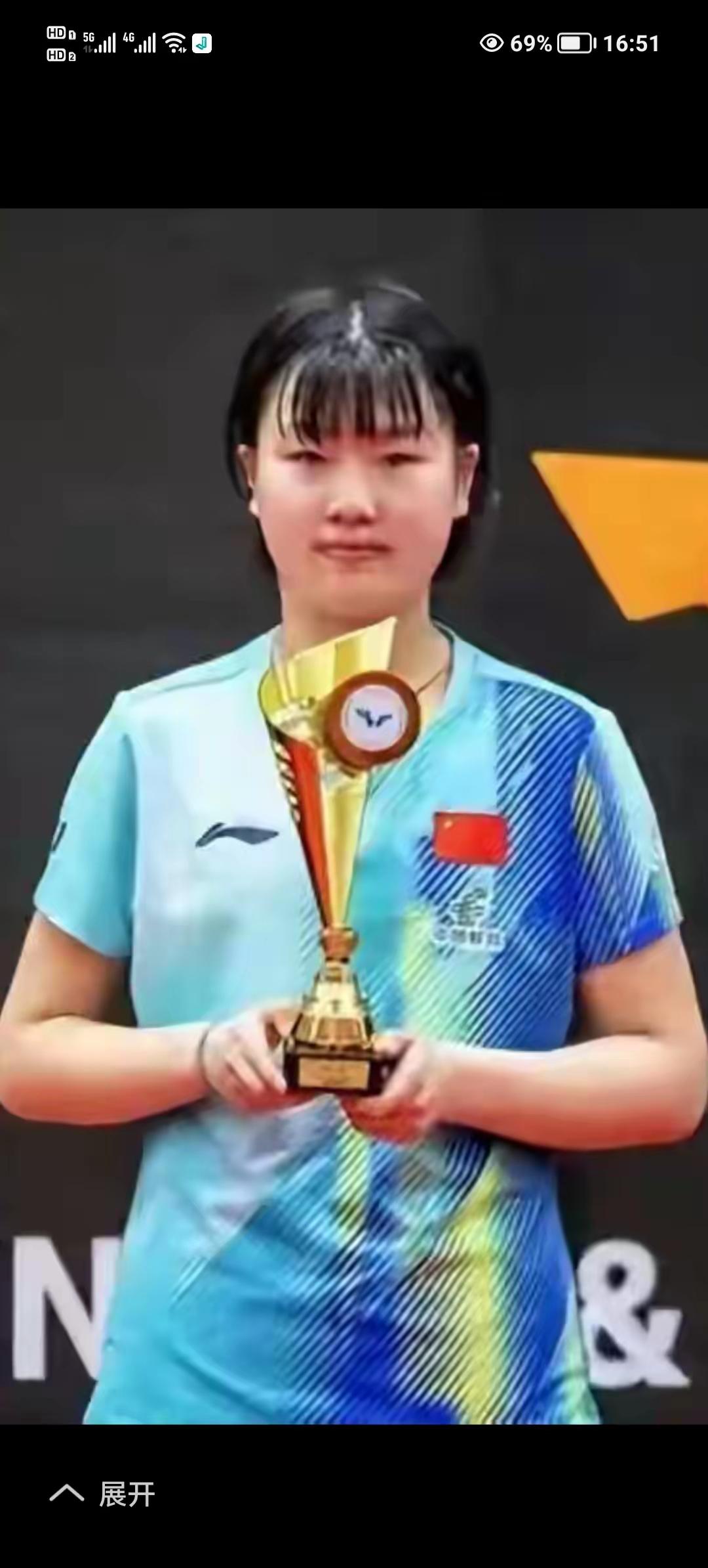 期待姜依依与张本美和的较量！青岛小嫚姜依依近来在欧洲八天连夺三冠，火了乒坛。因为