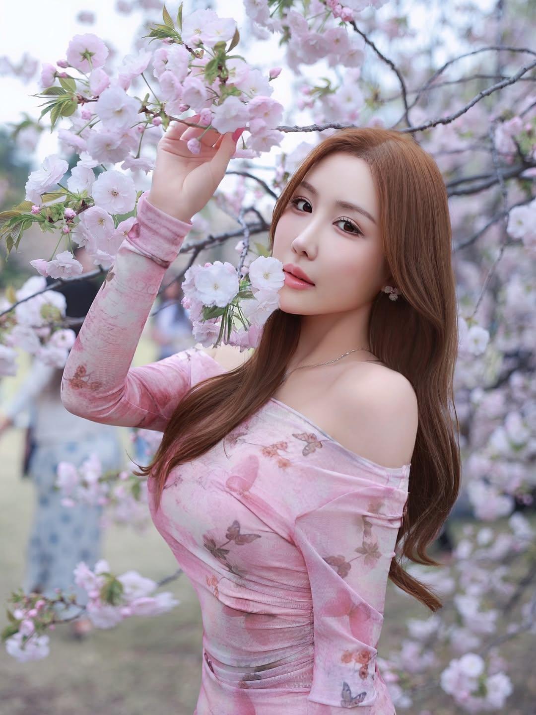 生活中，美好总藏在不经意间，随手一拍的花朵，就是生活馈赠的小确幸。我曾拍过一朵