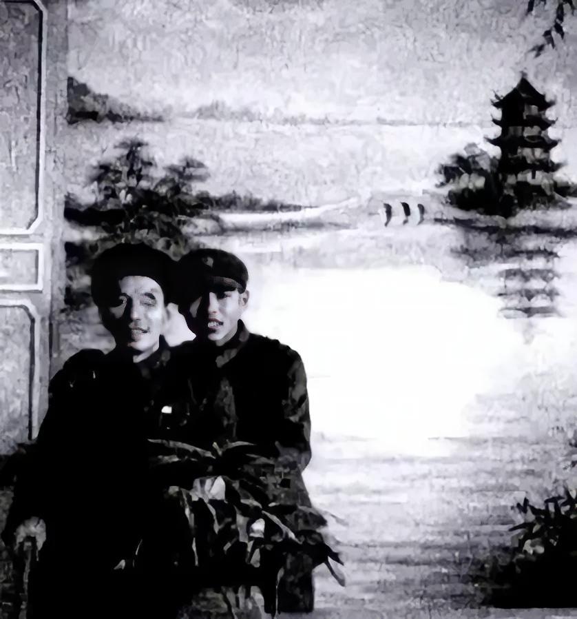 1977年，北京粟裕刚吃完午饭，正坐在椅子上歇口气，突然听见随员跑进来报告：“有