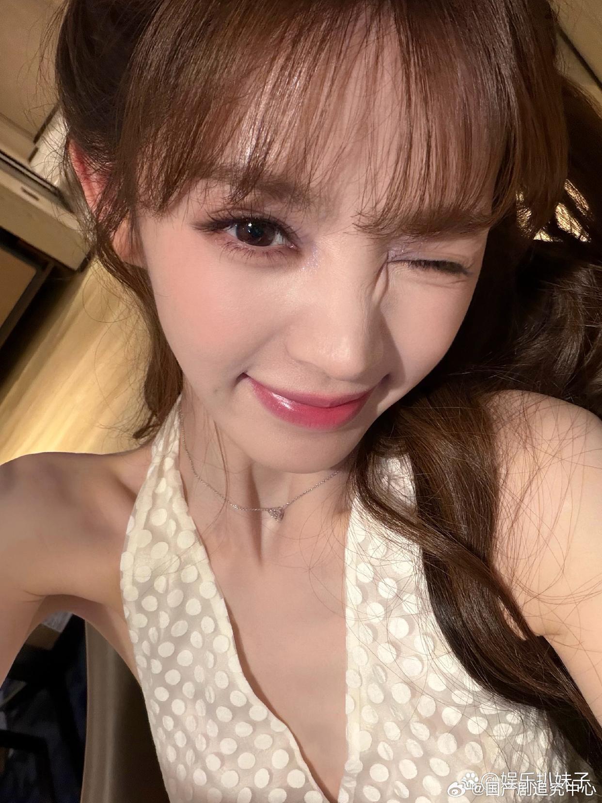 1.黄磊的算盘珠子都崩到大家脸上了，把女儿们推进娱乐圈，偶尔曝光小儿子，就是不想