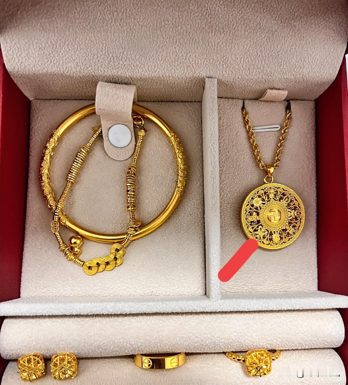 黄金现在价格怎么看?现在黄金价格挺有意思，国内金店价大概1390-1396