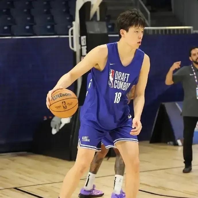 首秀惊艳！杨瀚森联合试训7投5中，大受褒奖！这场队内试训，杨瀚森属于上半场跟