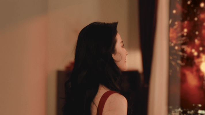 宝格丽刘亦菲岁序更迭，神仙姐姐以一抹瑰丽红色点亮新春。指尖与腕间的叠戴点缀，在