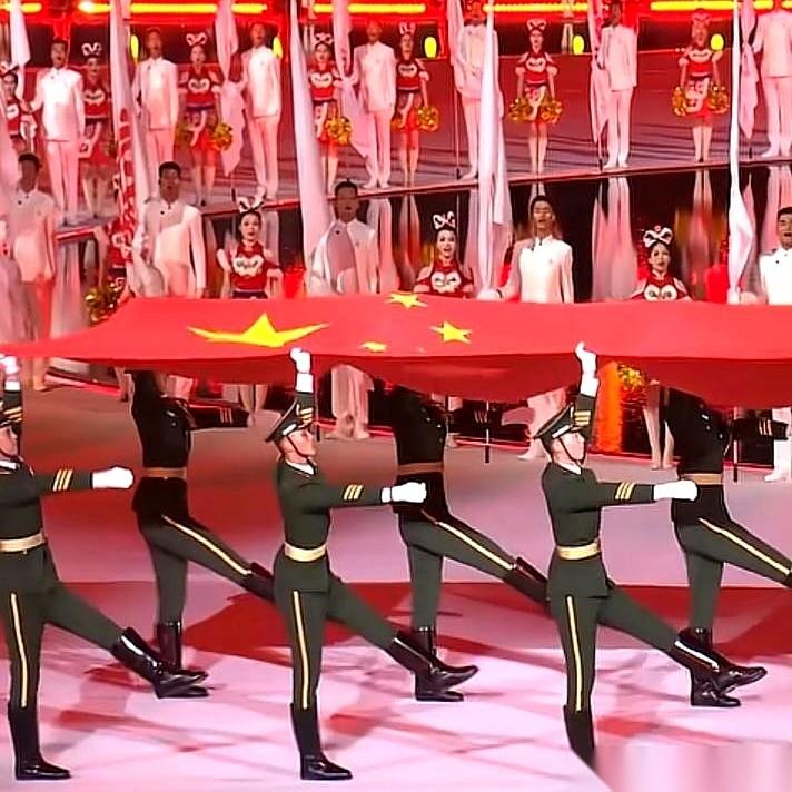 别的不说，就全运会护旗手那个入场。我暂停，放大，来回看了三遍。头皮发麻，直接