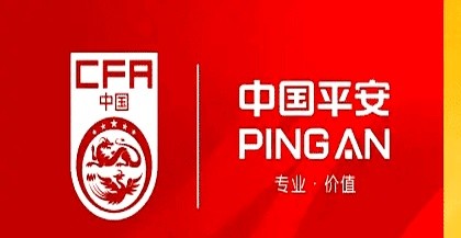 韦世豪一把推开对方，裁判掏出黄牌，满屏却都在吼：这还不给红牌？慢镜头回放得清清楚楚。两人胳膊绞在一起
