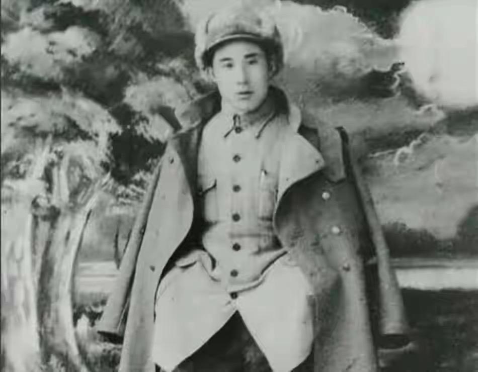 1949年，10兵团后勤部长李厚坤上任途中，不幸遭到300多名土匪袭击，李厚坤夫