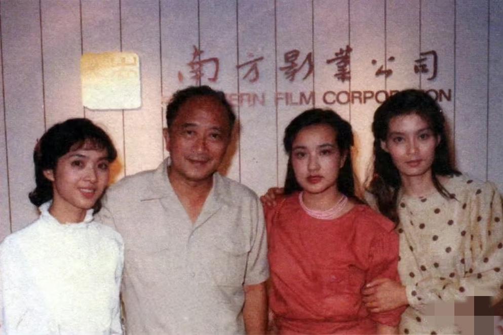 80年代，龚雪、孙道临、刘晓庆、潘虹四人难得同框，一张罕见的合影，在公司背景墙前