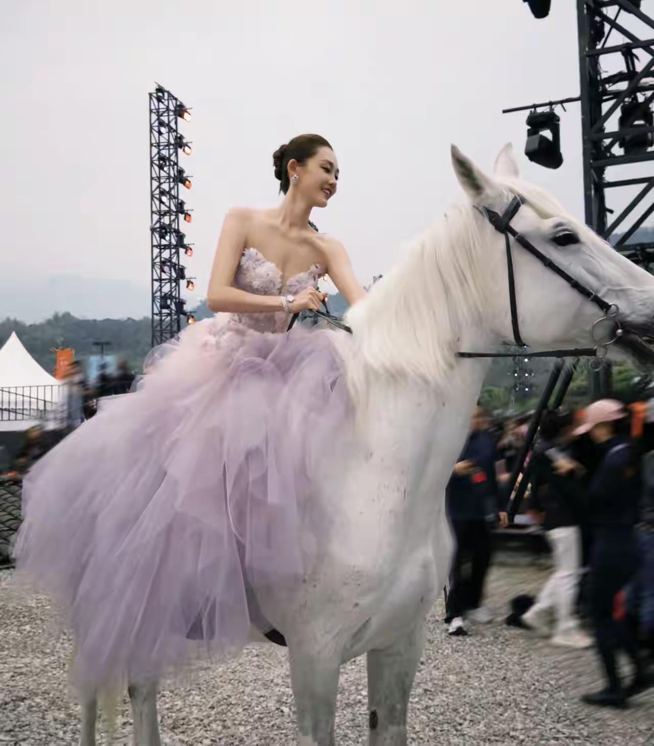 苗苗更新动态，晒出自己的照片，照片刚流露出来，就被网友夸爆了！照片中的苗苗身穿