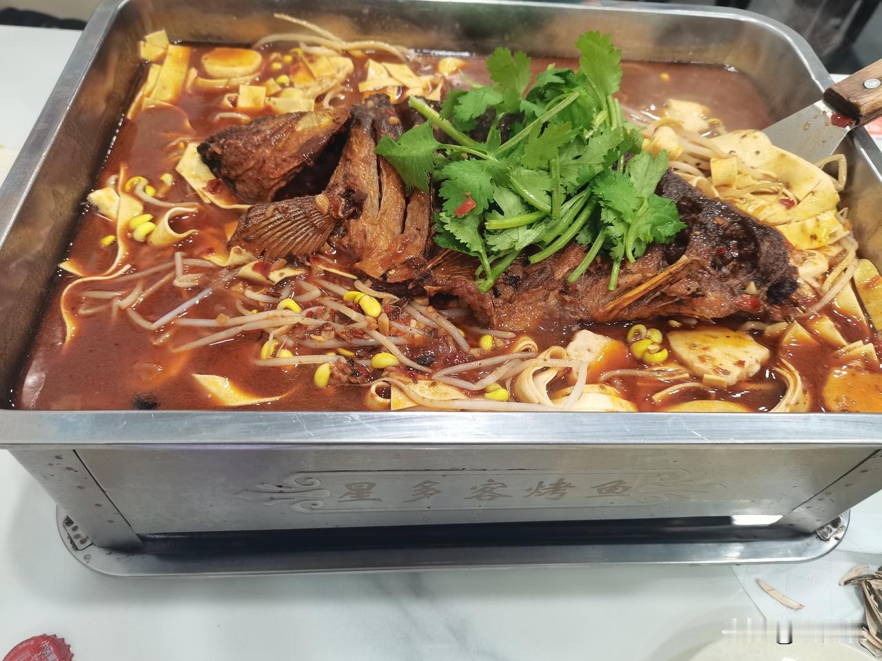 今天中午朋友约我外出谈谈培训的事情。吃饭已经下午两点半了。我俩去了网红烤鱼店