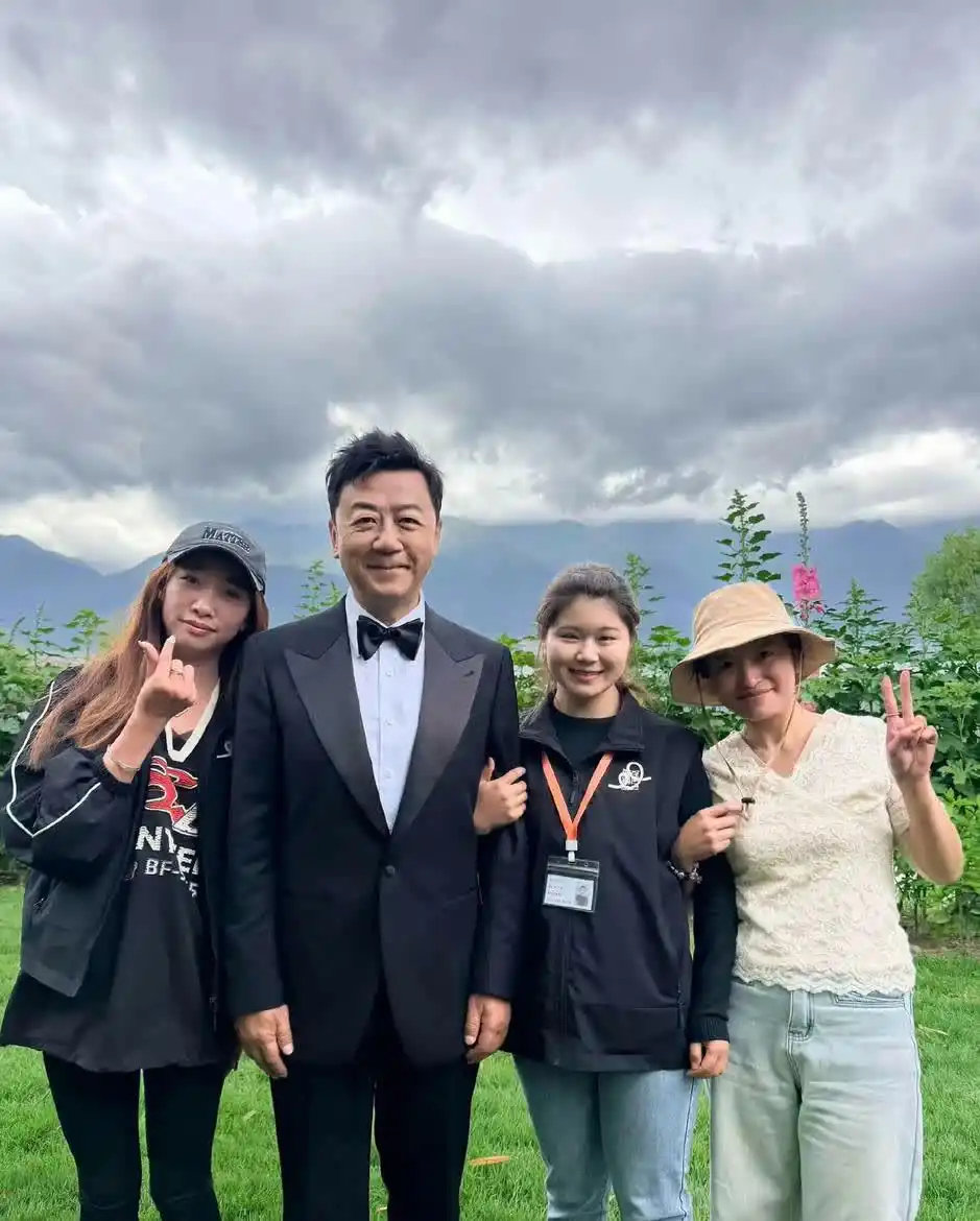 郭涛一家大理拍婚纱照，石头黑西装帅翻妹妹乖巧提裙太温馨​