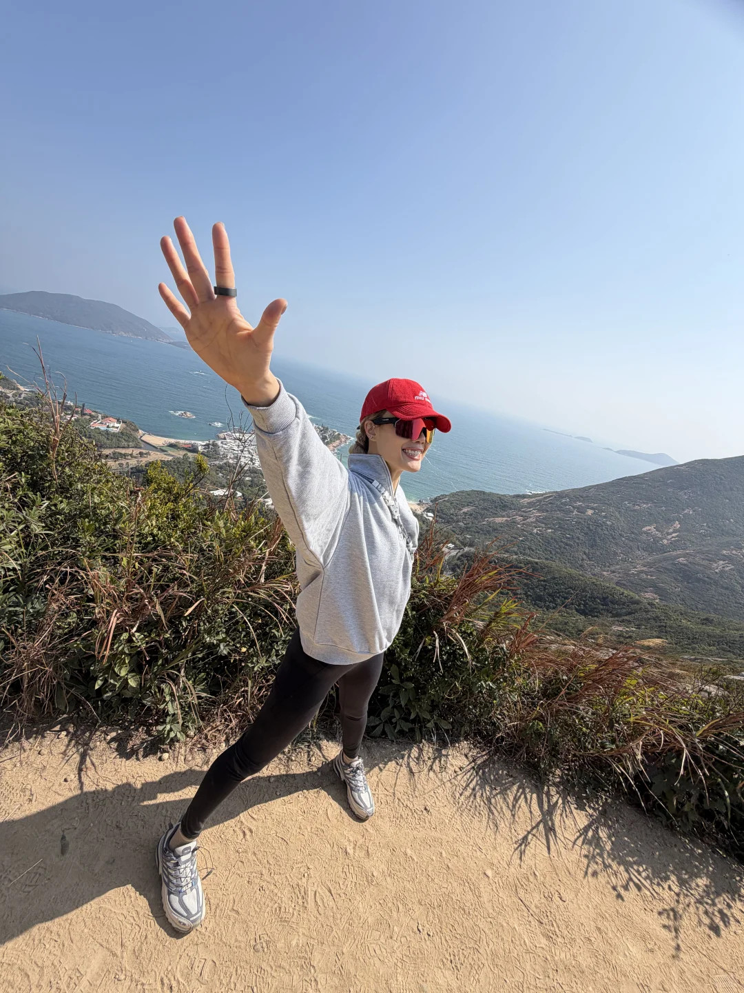 容祖儿和蔡卓妍，好姐妹组团爬山