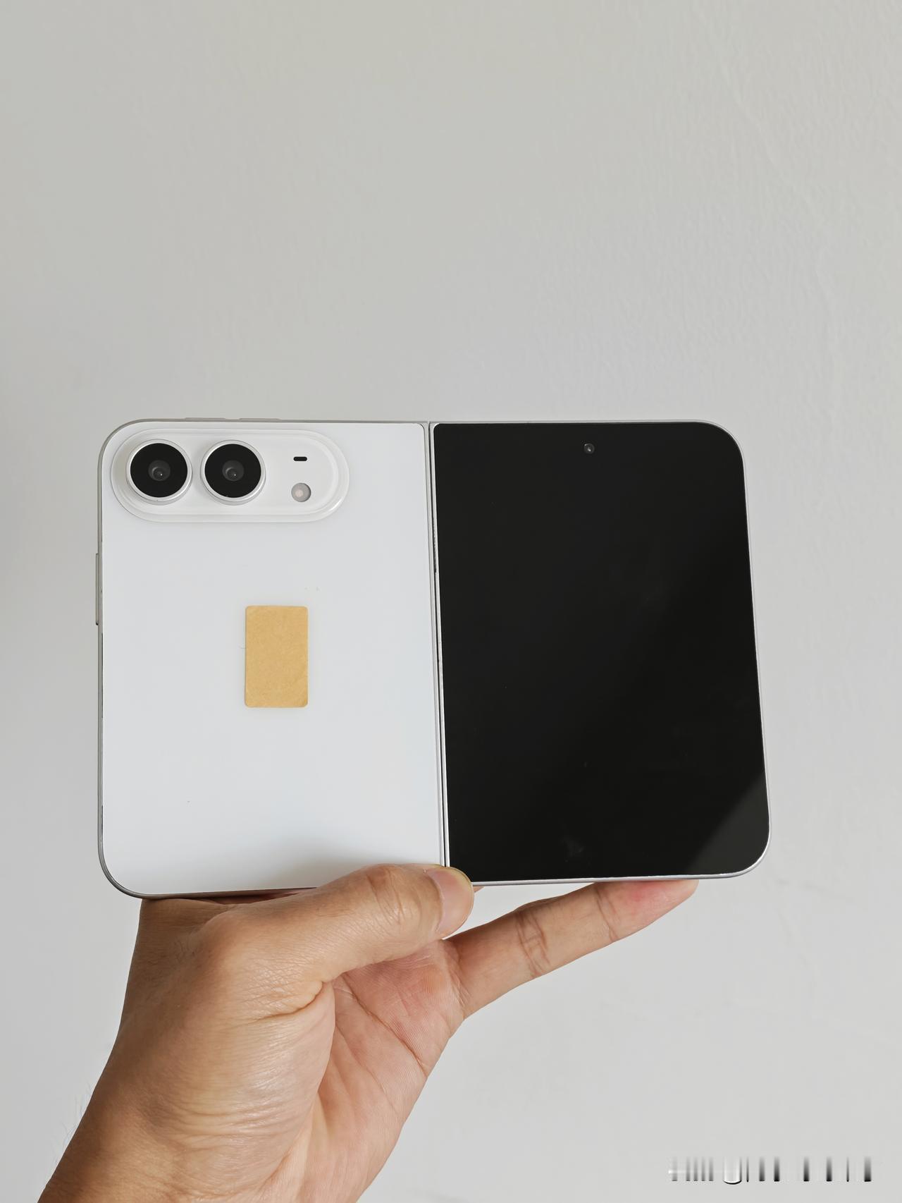 你们现在看到的可能不是iPhoneUltra，这次苹果可能会有两台折叠屏！