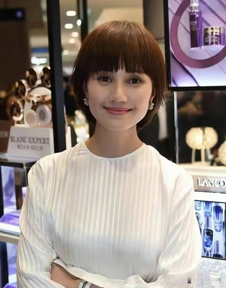 发现没，优秀的人不管什么年龄都会闪闪发光。比如说袁泉。48岁的袁泉高贵优雅又有内