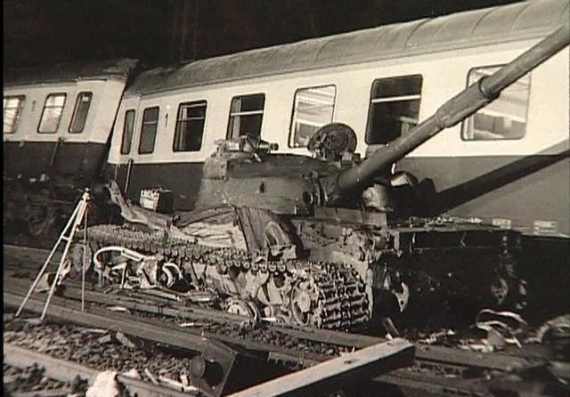 坦克撞火车苏军驻东德集团军干过，用世界第一款三代坦克T64撞上了载人的列车，列车