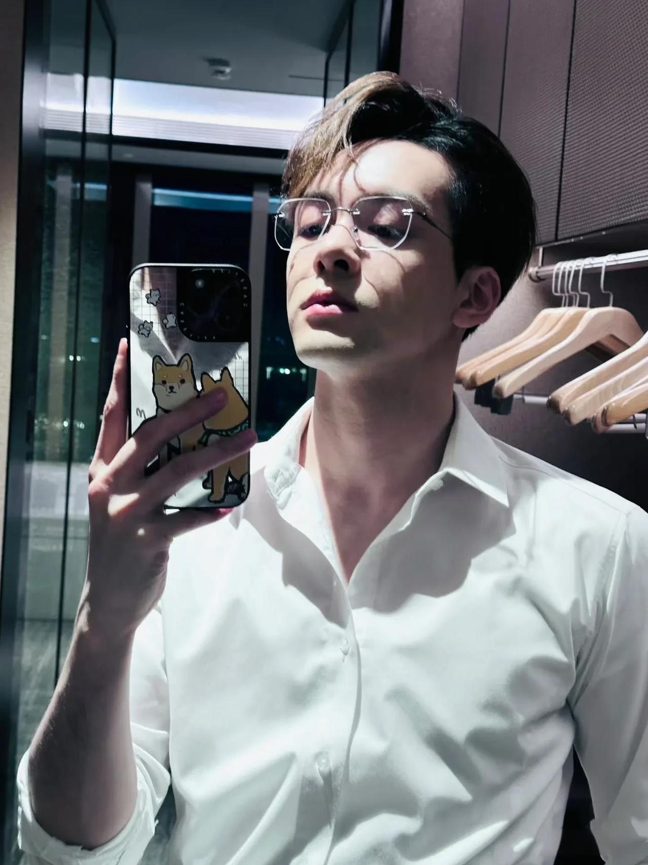 曾舜晞被白鹿的无实物被鞭打表演震撼到，表示自己是第一次参加这种仙侠剧拍摄，心里比