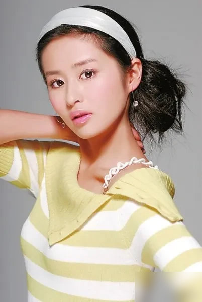 颖儿去梅婷家吃饭，鼻子差点杵进菜盘子里。梅婷老公曾剑掌勺，菜全是院里现拔的，白萝卜、大白菜、小芋头，