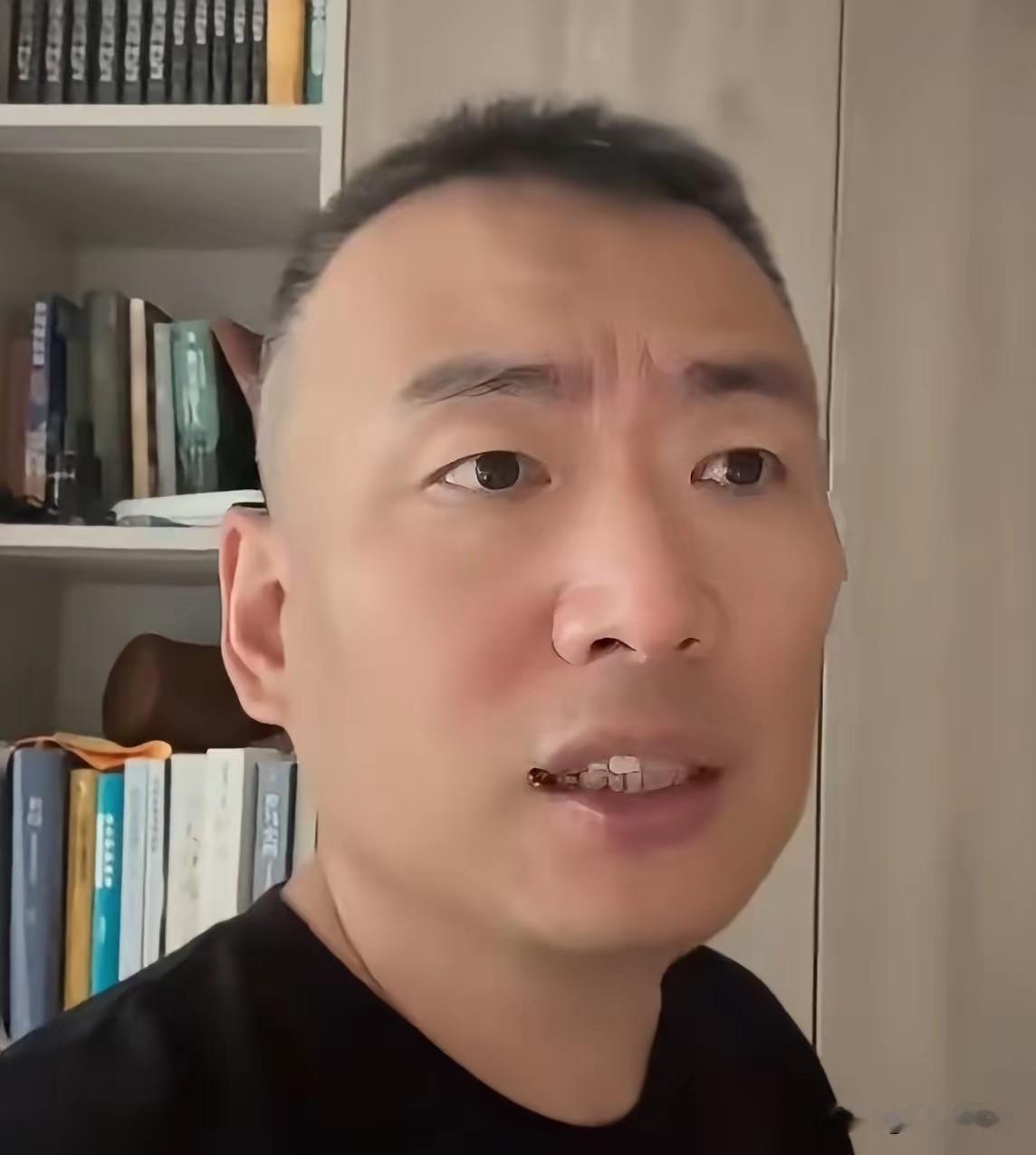 储殷教授明显的瘦了。去年发病紧急送医的时候，他已经达到了190斤，一米七二的