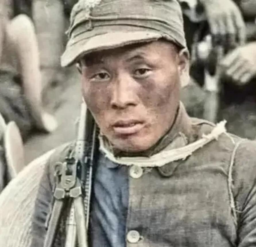 1945年，一名机枪手为了躲避日军，选择绕上山路前进，没想到意外发现100多名正