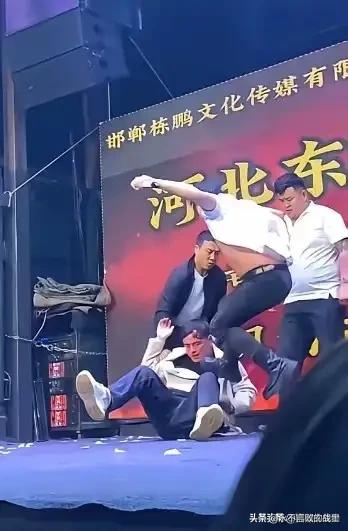 近日，河北省邯郸市东鹏歌舞团在举办的户外演出中，因演员与观众的互动矛盾引发肢体冲