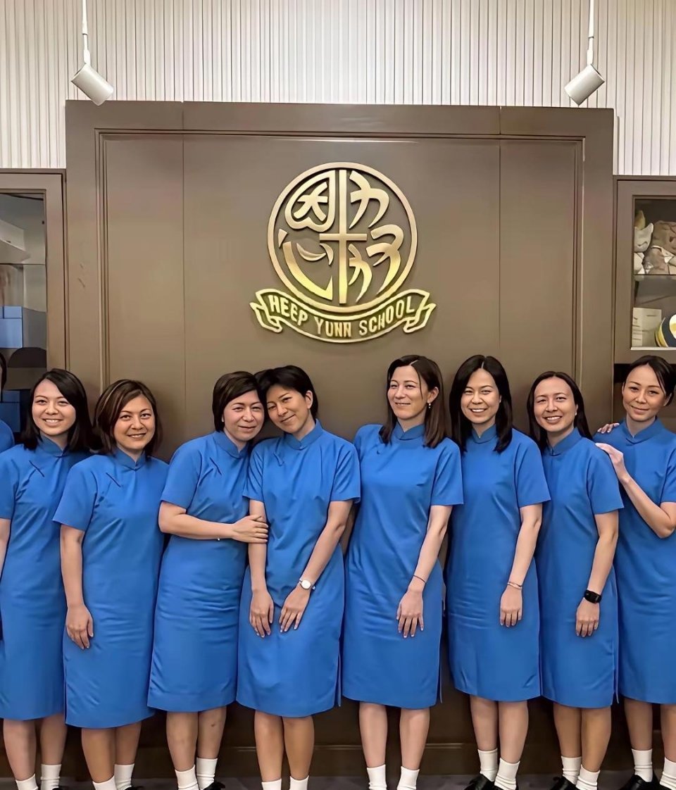 佘诗曼参加小学同学聚会，和同学们的状态差距悬殊太惊艳了​​​