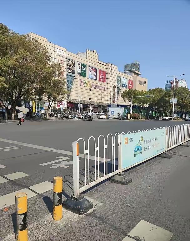 公司裁员，董事长问谁愿意拿40万补偿走人，大家都不出声。满座高管、老员工，全场鸦