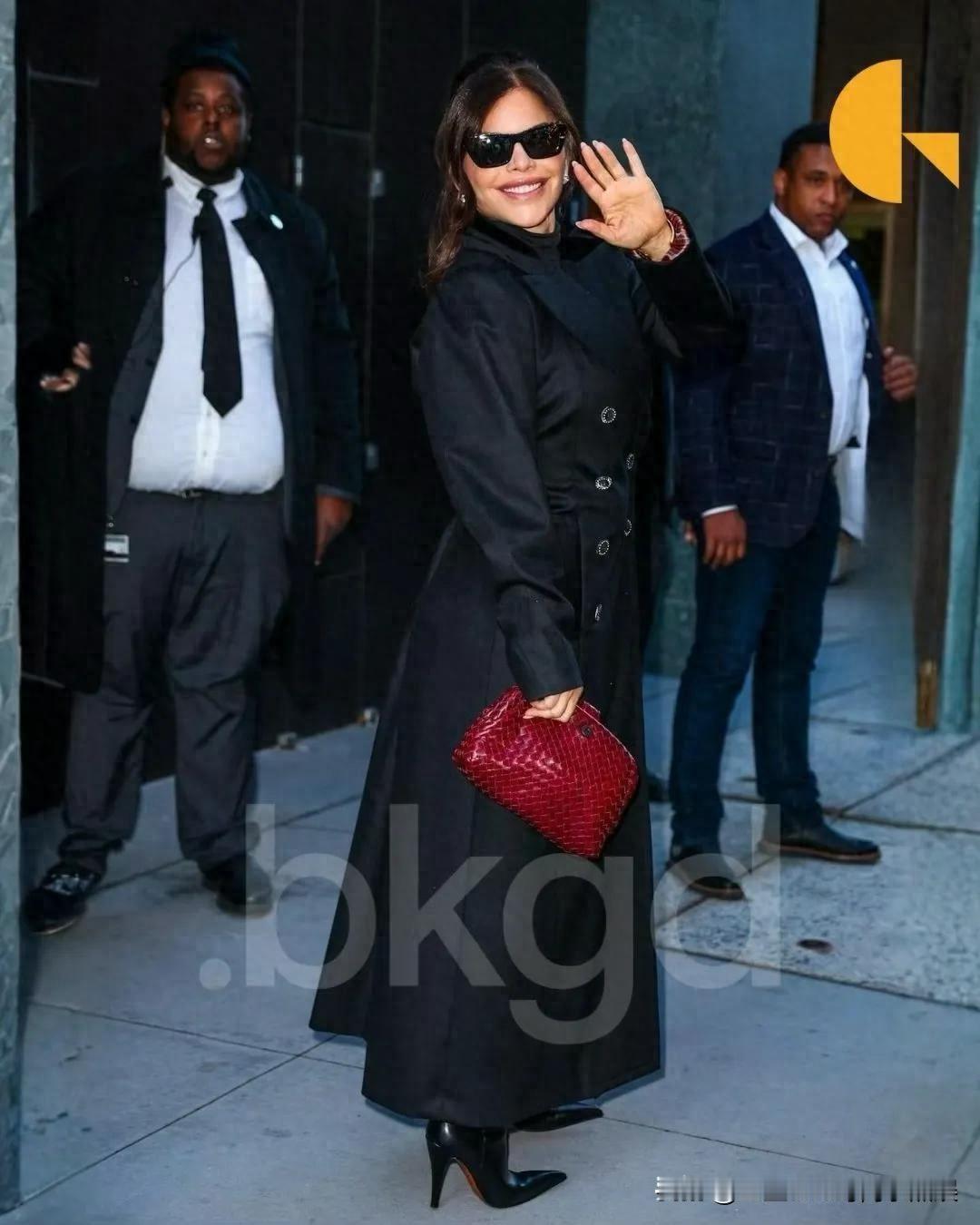 亚马逊老板娘劳伦.桑切斯现身纽约街头，穿着黑色风衣，手拿红色爱马仕包包，优雅又贵