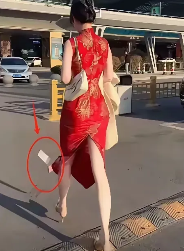7天无理由退货，成就了高考期间某些家长的旗袍秀。不撕吊牌，穿完三天即退货，