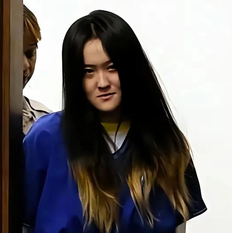 大快人心！2015年，曾拿烟头烫同学、扇耳光，赴美留学生翟云瑶在法庭上咆哮，无视