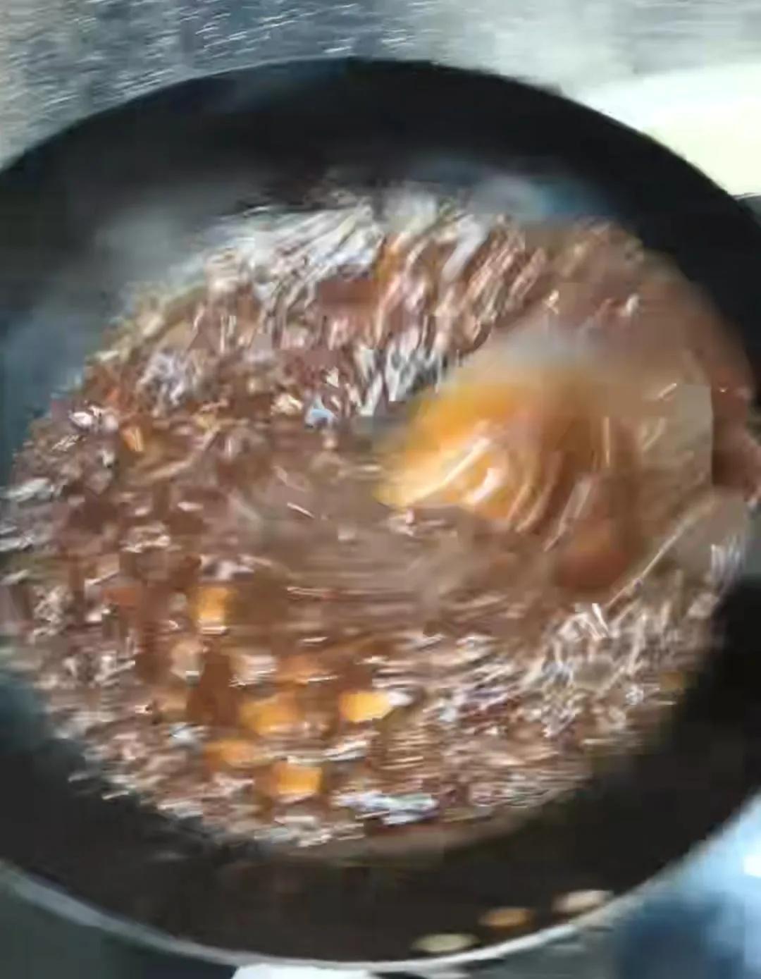 老北京炸酱面是北京市的一道传统小吃，属于北京菜，该菜品以面条为主料，搭配炸酱与时