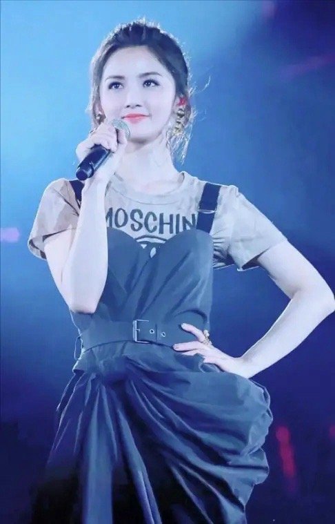 蔡卓妍及家庭信息一览：1、父亲：蔡就胜，香港娱乐行业资深人士，人脉很广2、母亲：