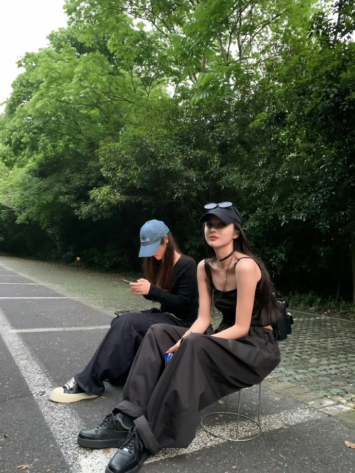 在山野间，把烦恼丢进风里，让快乐随溪流蔓延～和朋友一起，露营、戏水、分享美食，每
