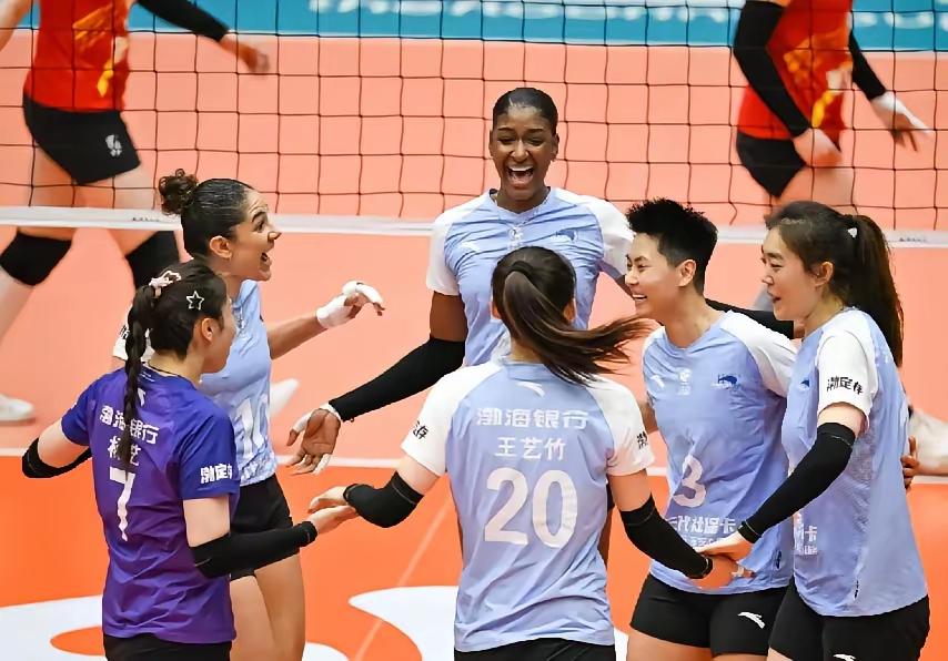 天津女排成功卫冕铁牌之后，马丁内斯与娜塔莉亚相拥而泣多米尼加国手副攻马丁内斯