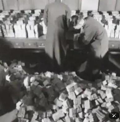 1949年，国民党方面总计运走约四百万两黄金去往台湾，折算重量大概一百二十五吨。