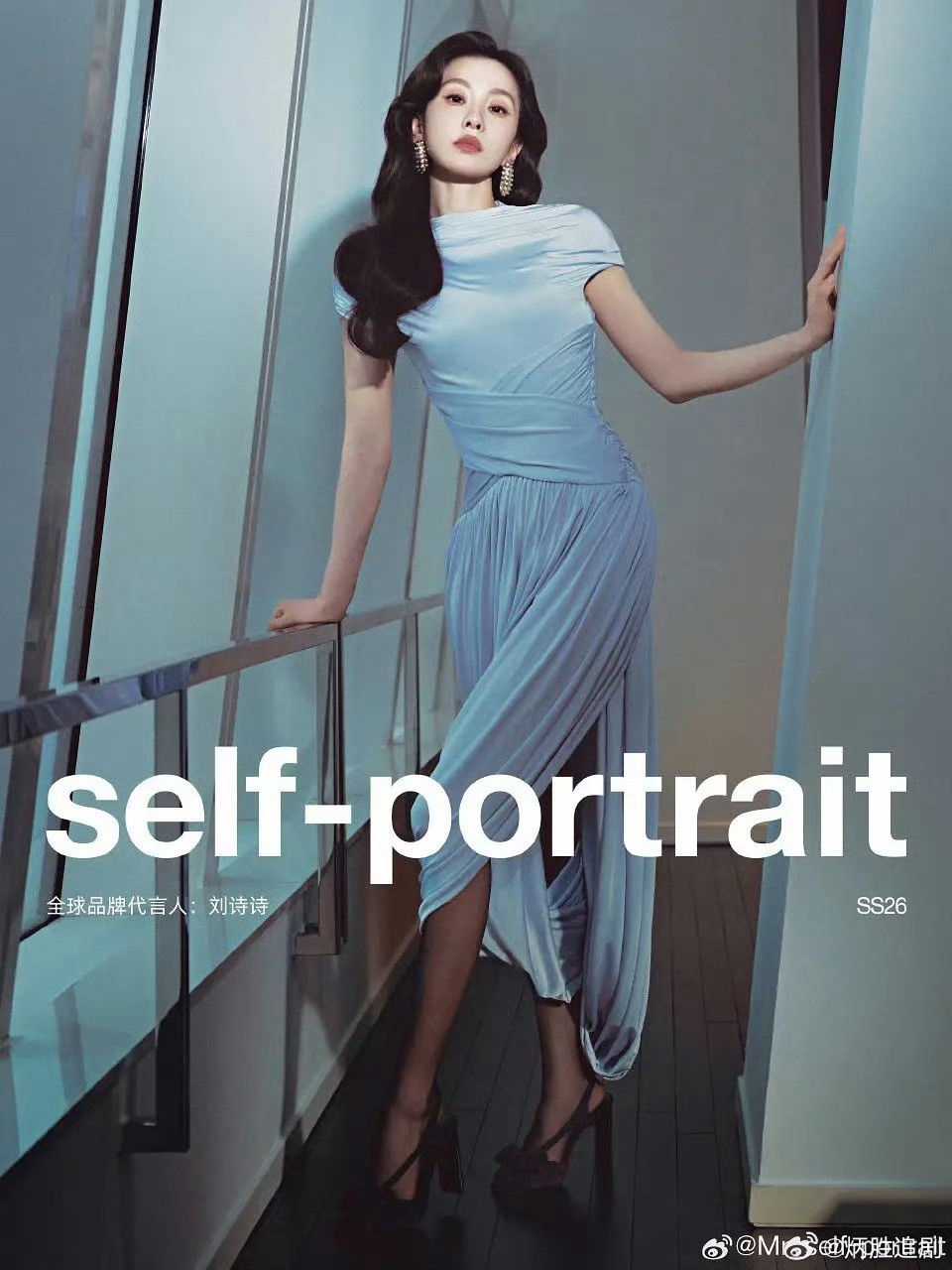 同品牌广告拍摄，赵丽颖先从品牌代言人一年后升级全球品牌代言人，而刘诗诗直接官宣全