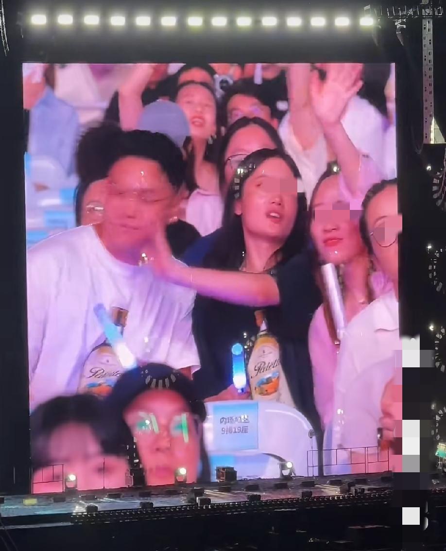 萧敬腾在台上深情演唱，眼镜小哥哥想去亲边上的“老婆”，“老婆”不带任何犹豫的把小