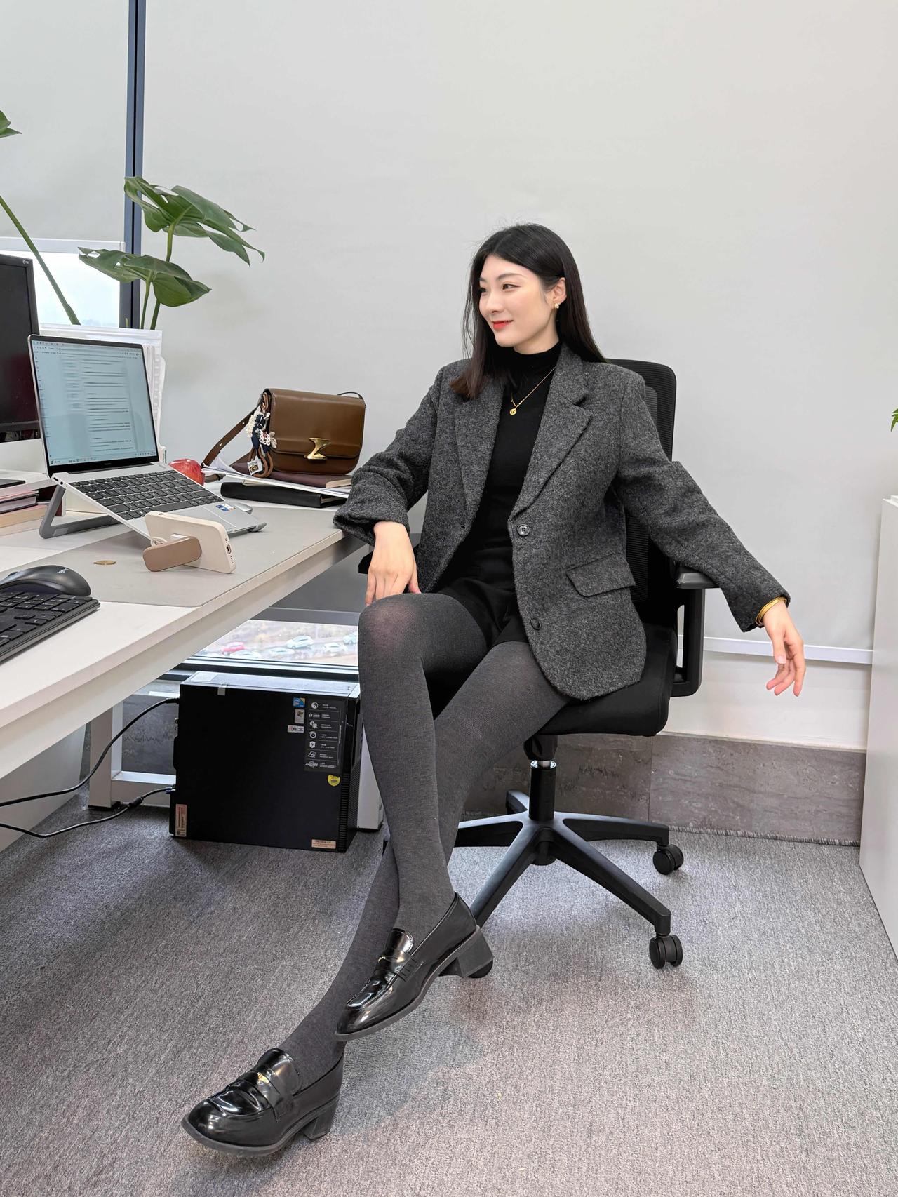 领导的穿搭｜今天是灰调穿搭～||小王今年的目标是攀登30座山目前进度2/30